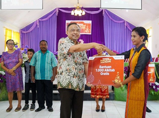 Pelindo 3 dan WK Bagikan 1.000 Injil di Kupang