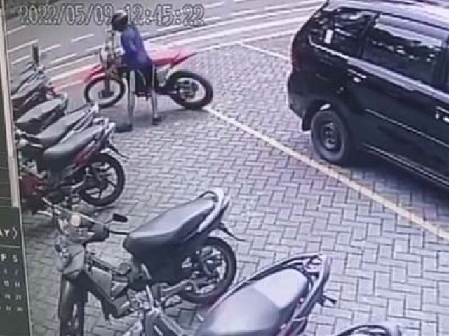 Aksi Pencurian Motor di Jakarta Terekam CCTV