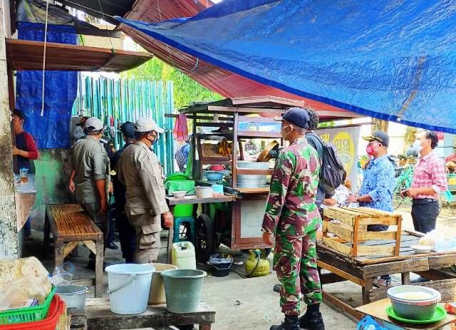 Petugas Gabungan Razia Pasar Rakyat di Surabaya