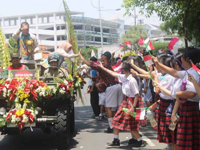 Pelajar Surabaya Sambut Kirab Adipura Kencana