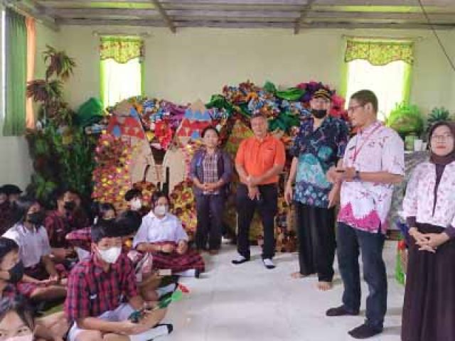 Pelajar SMP Santo Yosef Tarakanita Belajar Mengolah Sampah di Tris Flower