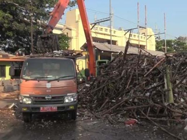 350 Meter Kubik Sampah Penuhi Pintu Air Manggarai