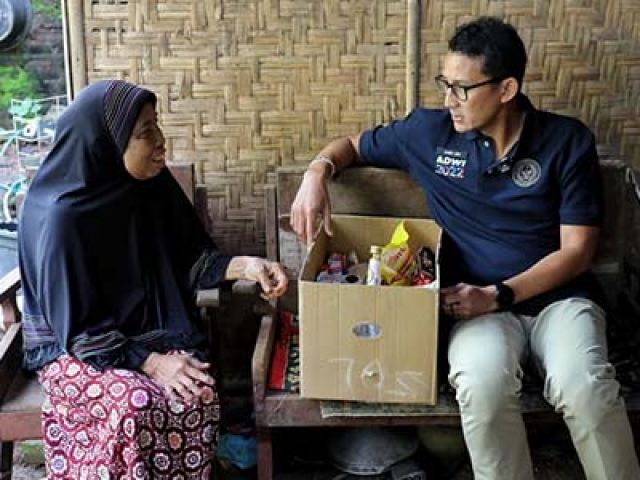 Sandiaga Uno Bantu Nenek Pengidap Asma di Jember