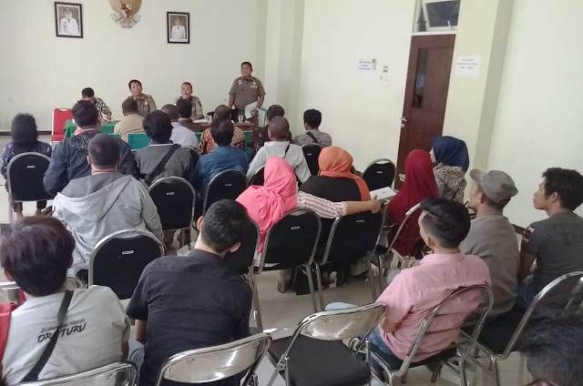 Satpol PP Genteng Paksa Relokasi PKL Cokelat