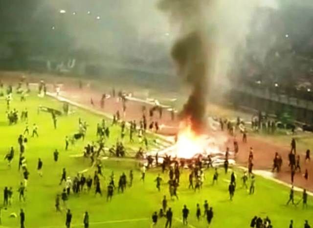 Suporter Persebaya Bakar Gawang Gelora Bung Tomo