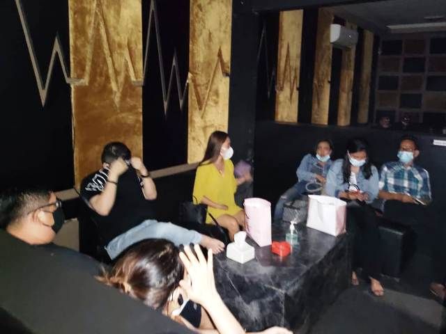 Susana Karaoke Dirazia, Alexis Club Rusak Gembok