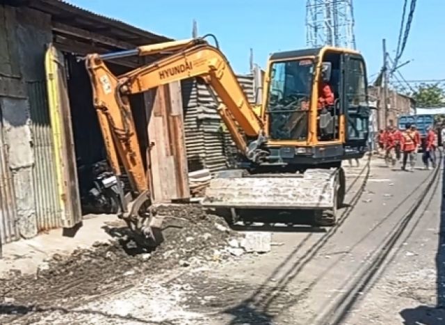 Tembok  Penutup Jalan Raya Tambak Wedi Dibongkar