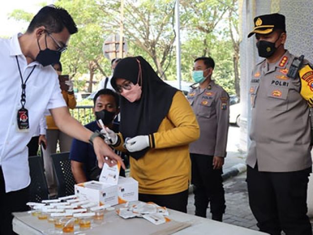 Polisi Test Urine Sopir Bus Terminal Purabaya