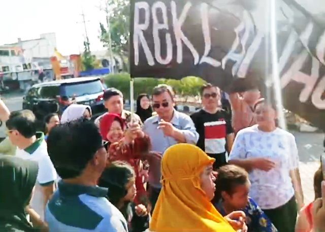 Tri Rismaharini Bawa Bendera Tolak Reklamasi Surabaya Waterfront Land