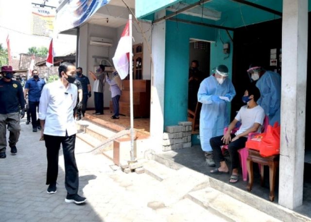 Presiden Tinjau Vaksinasi dari Pintu ke Pintu