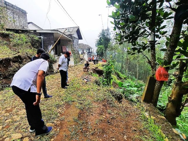 Warga Andonosari Minta Perbaikan Jalan Longsor