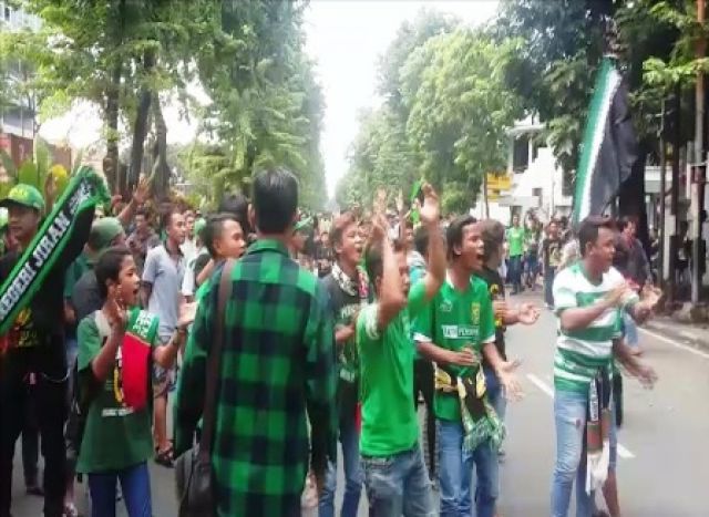 Bonek Kepung PSHT di PN Surabaya