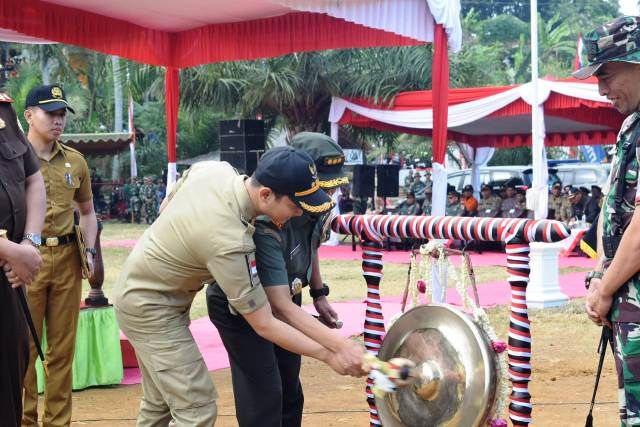 Bupati Trenggalek Pukul Gong Tandai TMMD ke-105