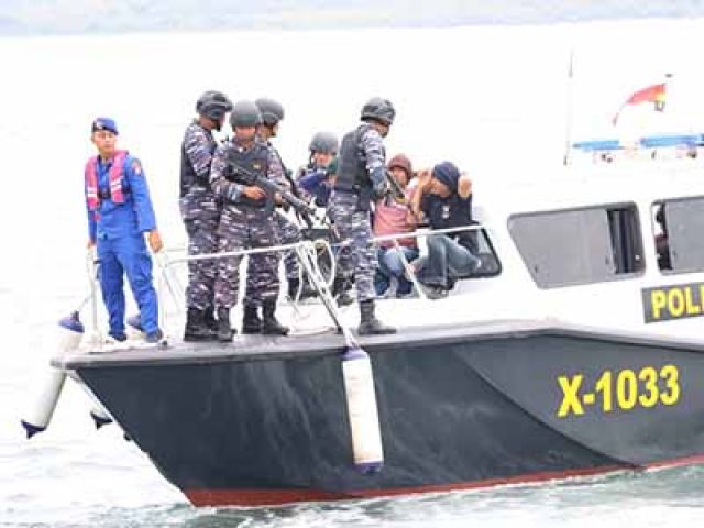 Simulasi Pengamanan Tim Gabungan di Selat Bali