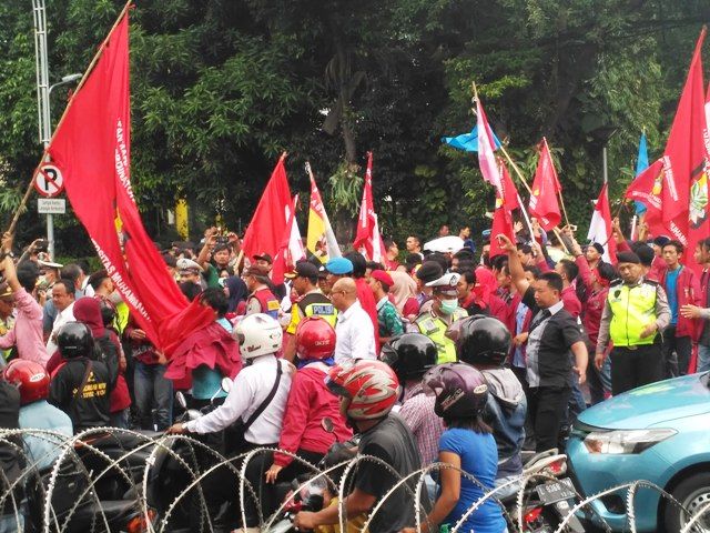 Puluhan Mahasiswa Dihajar Polisi Saat Demo