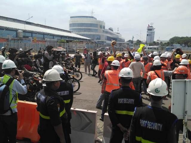 TKBM Ricuh, Pelabuhan Tanjung Perak Lumpuh