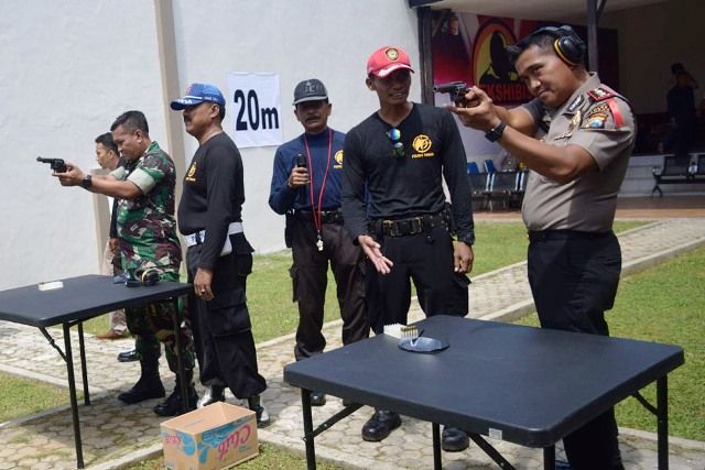 Polisi dan TNI di Tuban Beradu Tembak