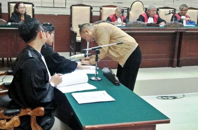 Pledoi Koruptor Marianus Sae Pakai Jaket Pribadi