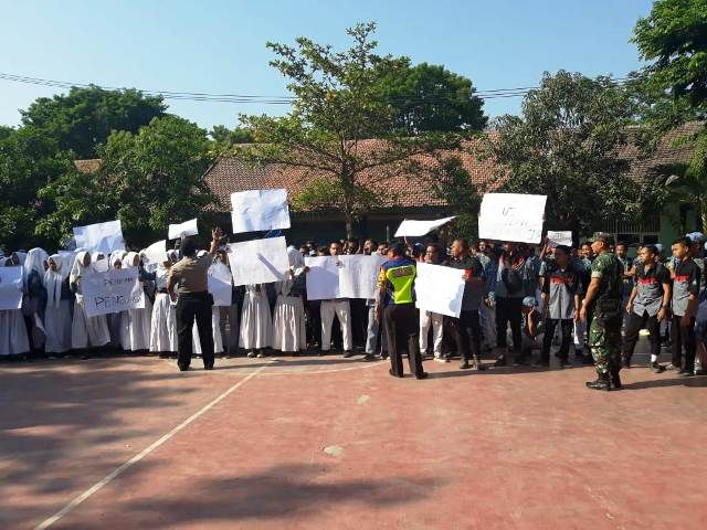 Kepala Sekolah SMK Negeri Rembang Didemo