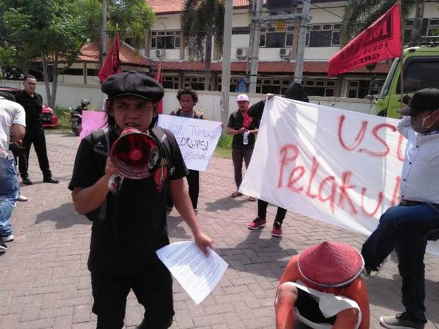 Pendemo Minta Kejaksaan Sikat Koruptor Dinkes Gresik