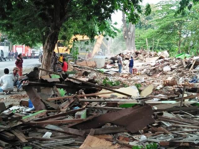 Bangunan Liar Jalan Barata Jaya XVIII Dirobohkan