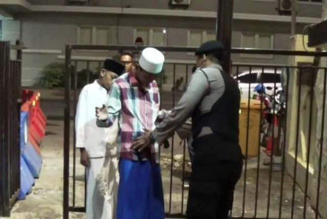 Sholat Tarawih di Polrestabes Surabaya Dijaga Ketat