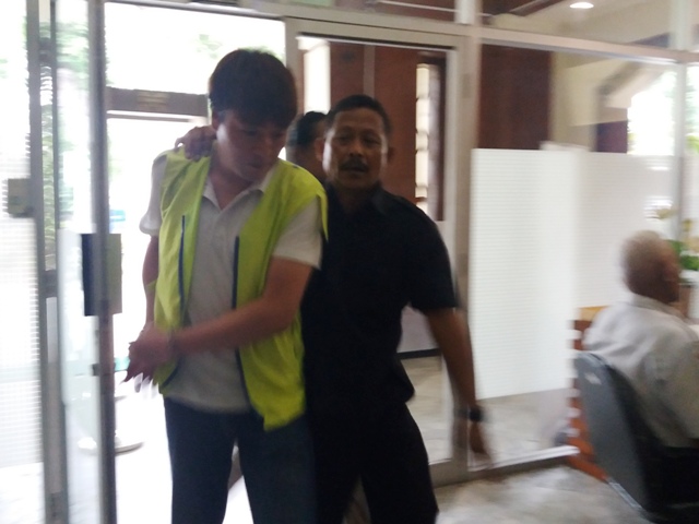 Park Hae Jin saat digelandan petugas menuju sel tahanan Pengadilan Negeri (PN) Surabaya, Rabu (27/12/2017).