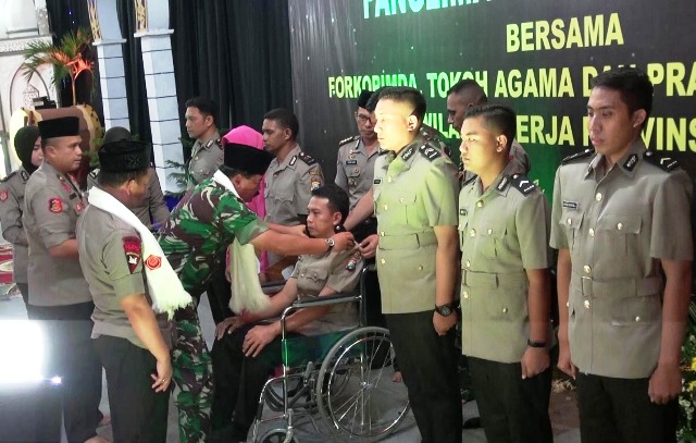 Panglima TNI dan Kapolri saat memberi penghargaan luar biasa pada anggota Polrestabes Surabaya.