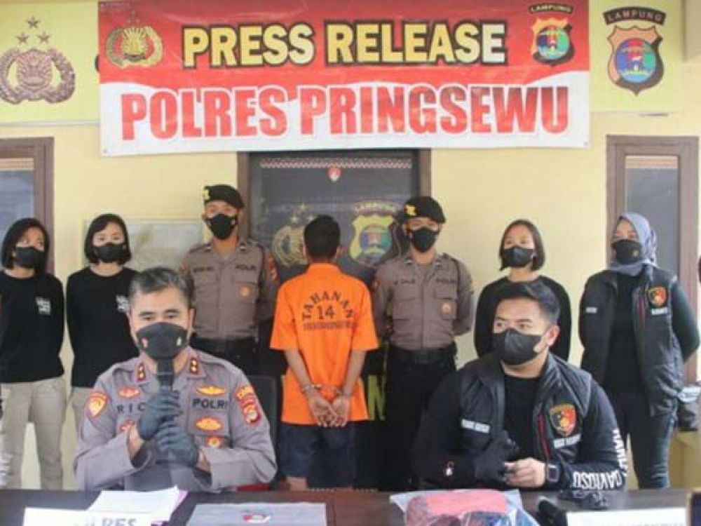 Kapolres Pringsewu AKBP Rio Cahyowidi didampingi Kasat Reskrim Polres Pringsewu Iptu Feabo Adigo Mayora, saat press release kasus cabul MN di Mapolres setempat, Sabtu (30/07/2022).