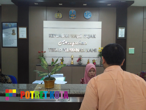 Petugas Samsat Manyar saat melayani adminitrasi kendaraan bermotor