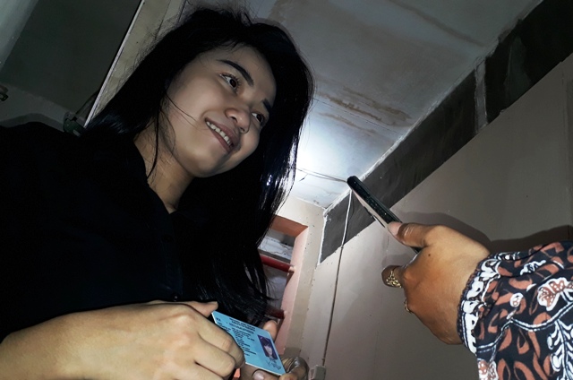 Salah satu penghuni kos-kosan Kampung Plemahan Surabaya.