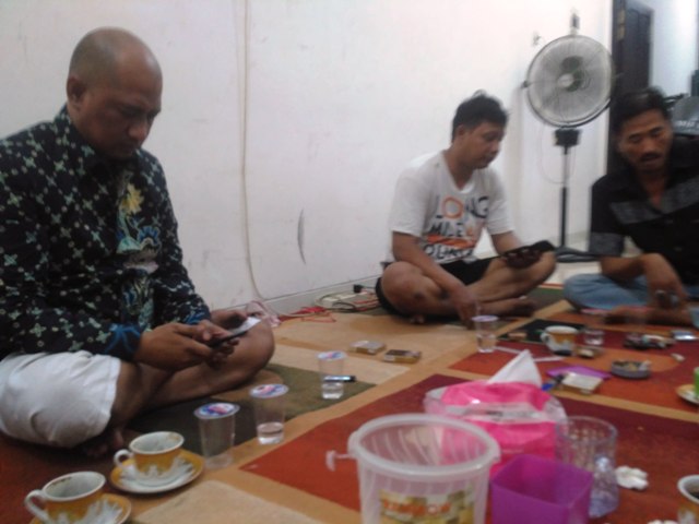 Usman Hakim, saat menerima tamu di rumahnya