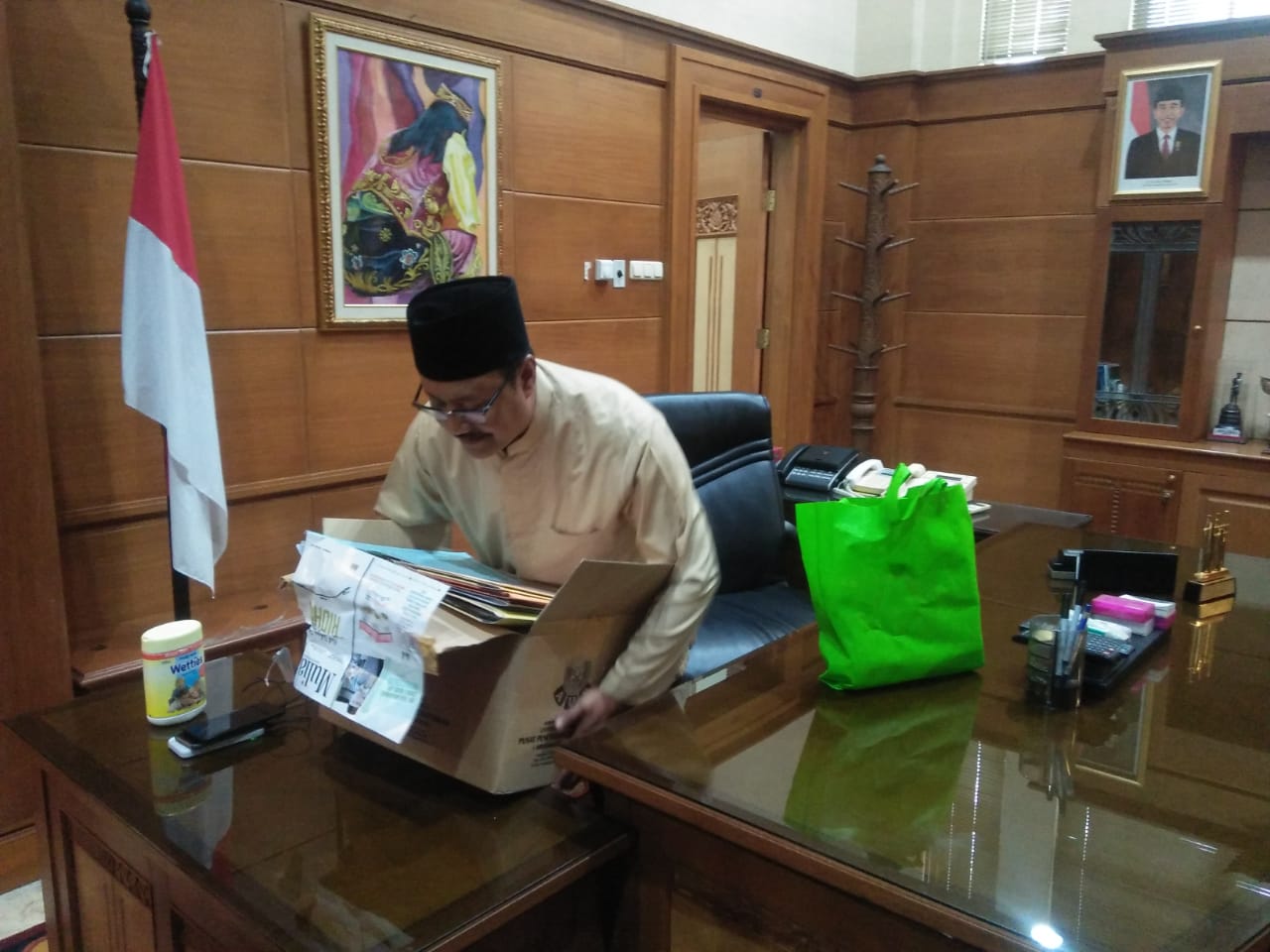 Gus Ipul Berkemas Tinggalkan Kantor Gubernur