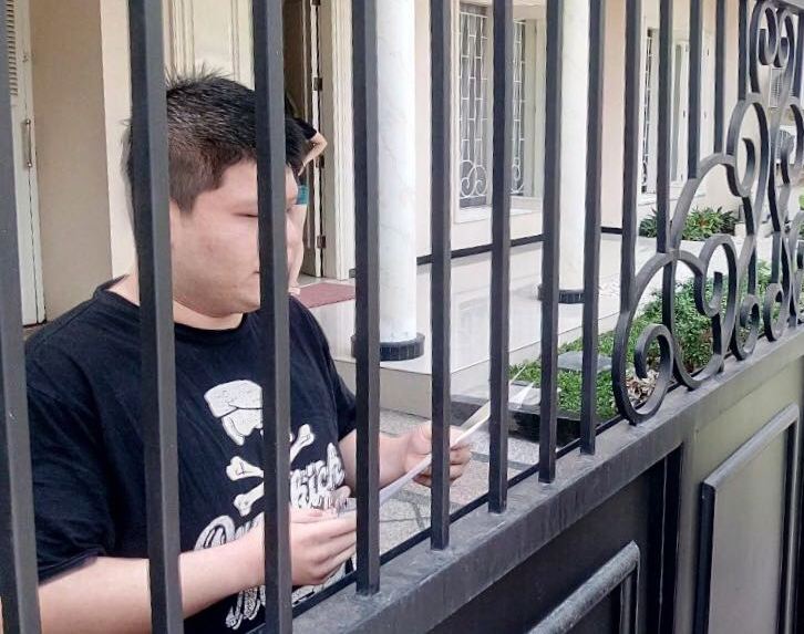 foto: Yudian Lukman saat dijemput anggota Reskrim Polrestabes Surabaya, Rabu (10/1/2018). 